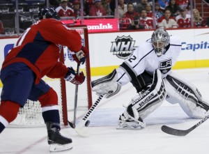 Washington Capitals center Mike Richards, left, reaches for the puck with Los Angeles Kings goalie Jonathan Quick in the first period of an NHL hockey game, Tuesday, Feb. 16, 2016, in Washington. (AP Photo/Alex Brandon)