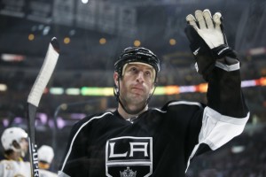 Newly acquired Los Angeles Kings defenseman Rob Scuderi waves as the fans applaud him to welcome him back to Los Angeles, during the first period of the Kings' NHL hockey game against the Buffalo Sabres on Saturday, Feb. 27, 2016, in Los Angeles. (AP Photo/Danny Moloshok)