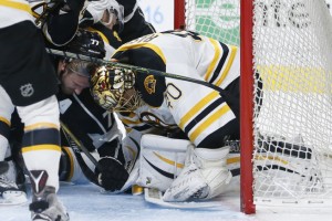 Boston Bruins goalie Tuukka Rask covers up the puck while Los Angeles Kings center Jeff Carter, left, tries to find the rebound during the second period of an NHL hockey game, Saturday, March 19, 2016, in Los Angeles. (AP Photo/Danny Moloshok)