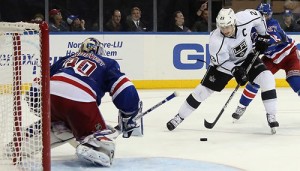 nhl-kings-vs-rangers-azione-cappello