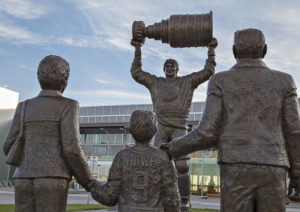 Statues of an adult Wayne Gretzky facing statues of his parents and his child self in Brantford, ON. Notice who's jersey the young Gretzky is wearing?)